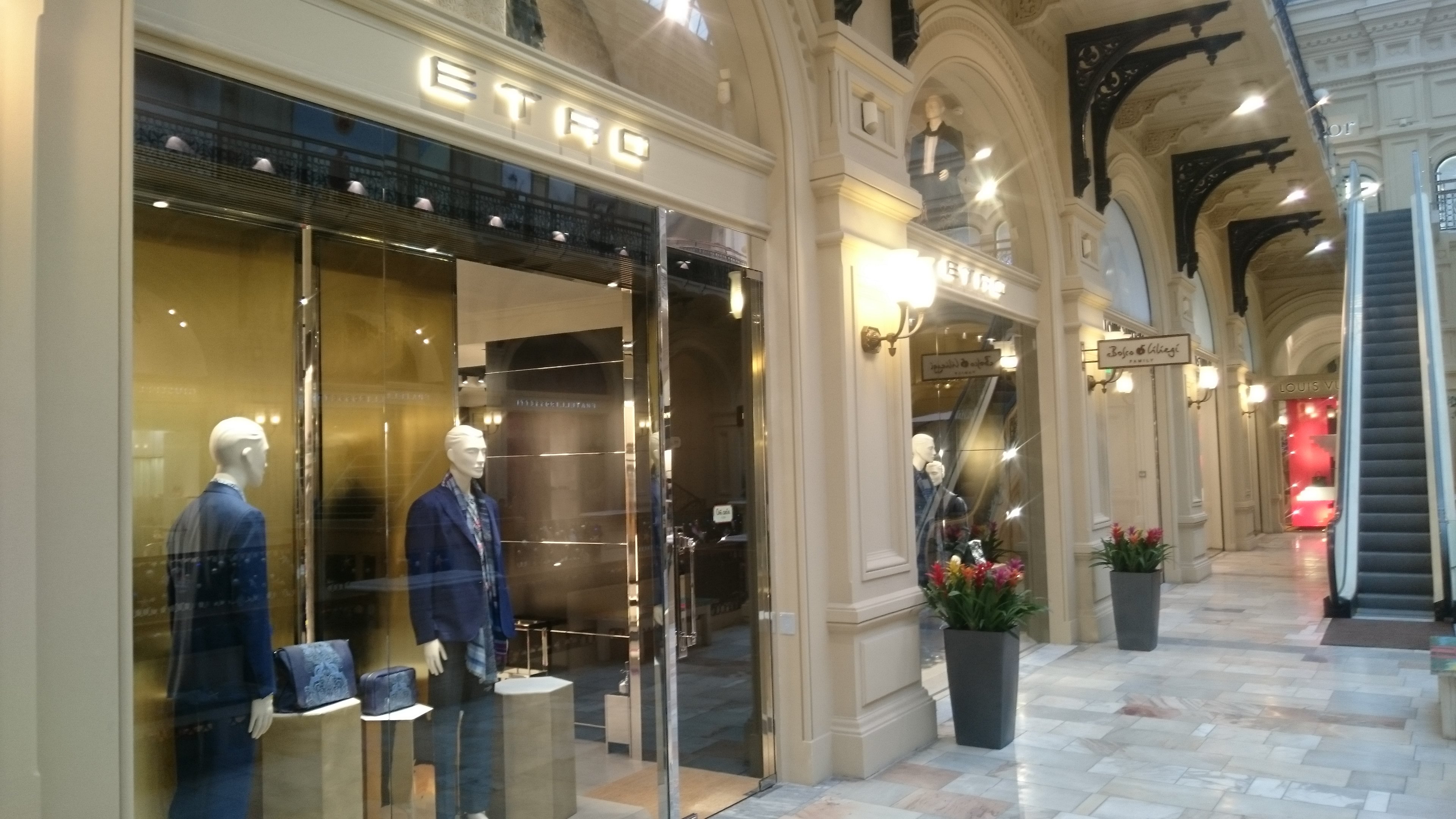 Оформление освещения в магазине одежды ETRO