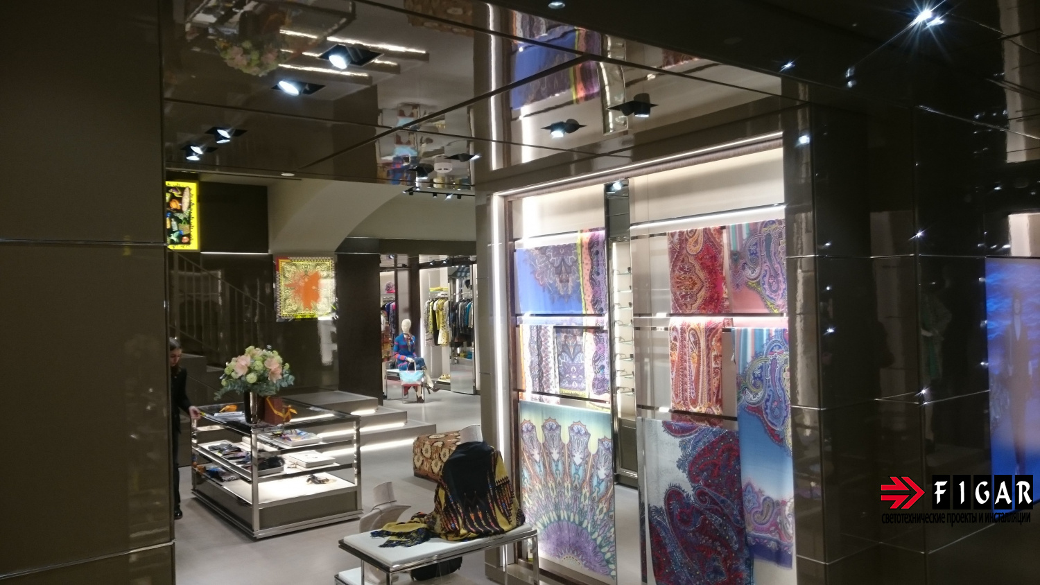 Оформление освещения в магазине одежды ETRO