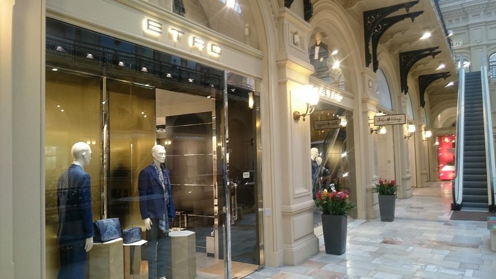 Оформление освещения в магазине одежды ETRO