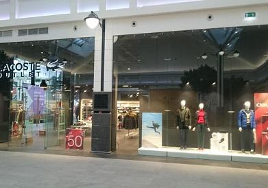 Оформление освещения в магазине одежды Lacoste Outlet