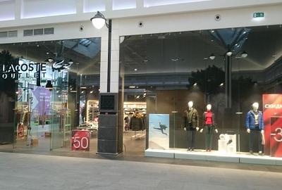 Оформление освещения в магазине одежды Lacoste Outlet