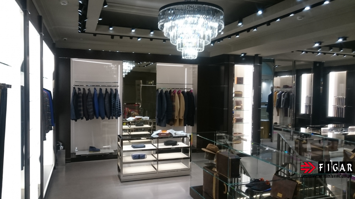 Оформление освещения в магазине одежды ETRO