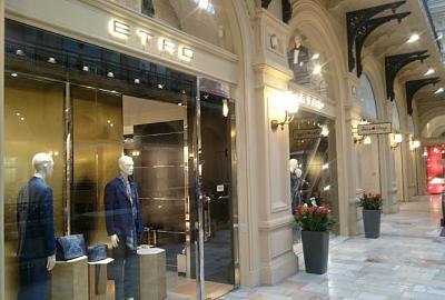 Оформление освещения в магазине одежды ETRO