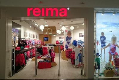 Оформление освещения в магазине детской одежды Reima