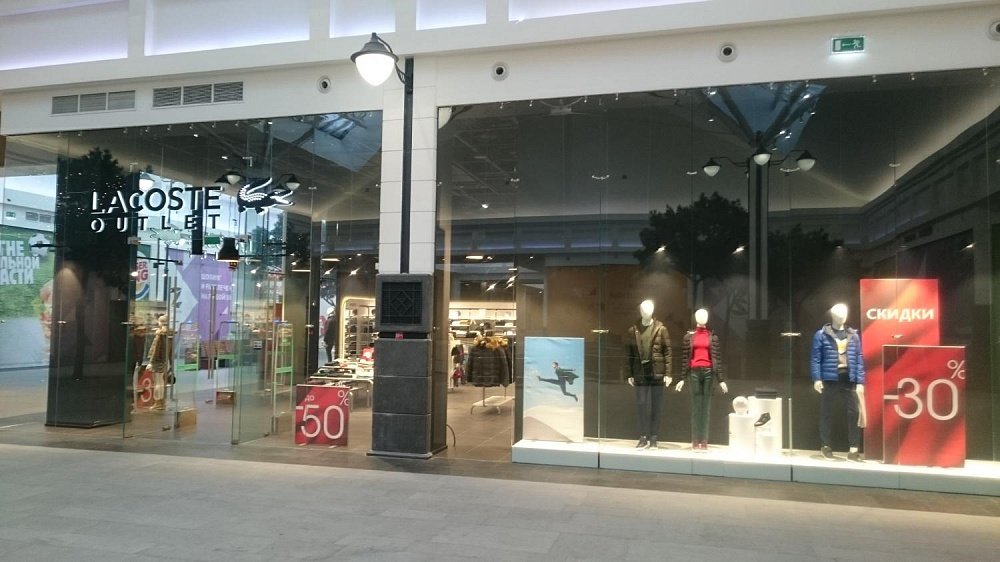 Оформление освещения в магазине одежды Lacoste Outlet