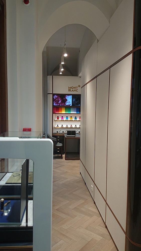 Освещение магазина одежды MONTBLANC