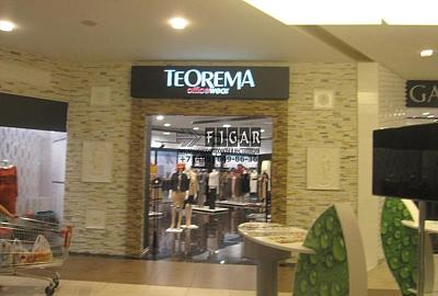 Оформление освещения в магазине одежды Teorema