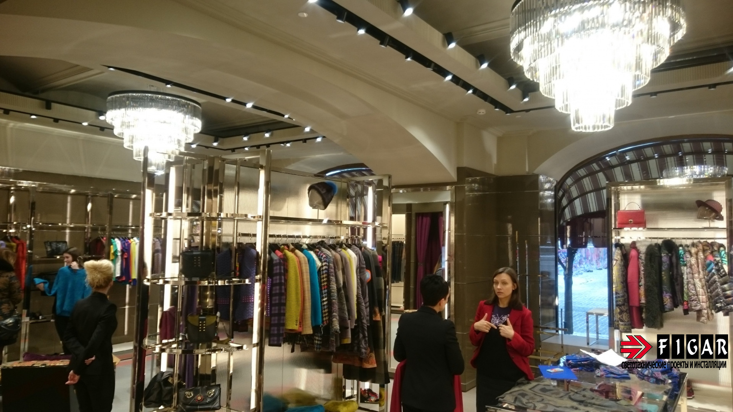 Оформление освещения в магазине одежды ETRO