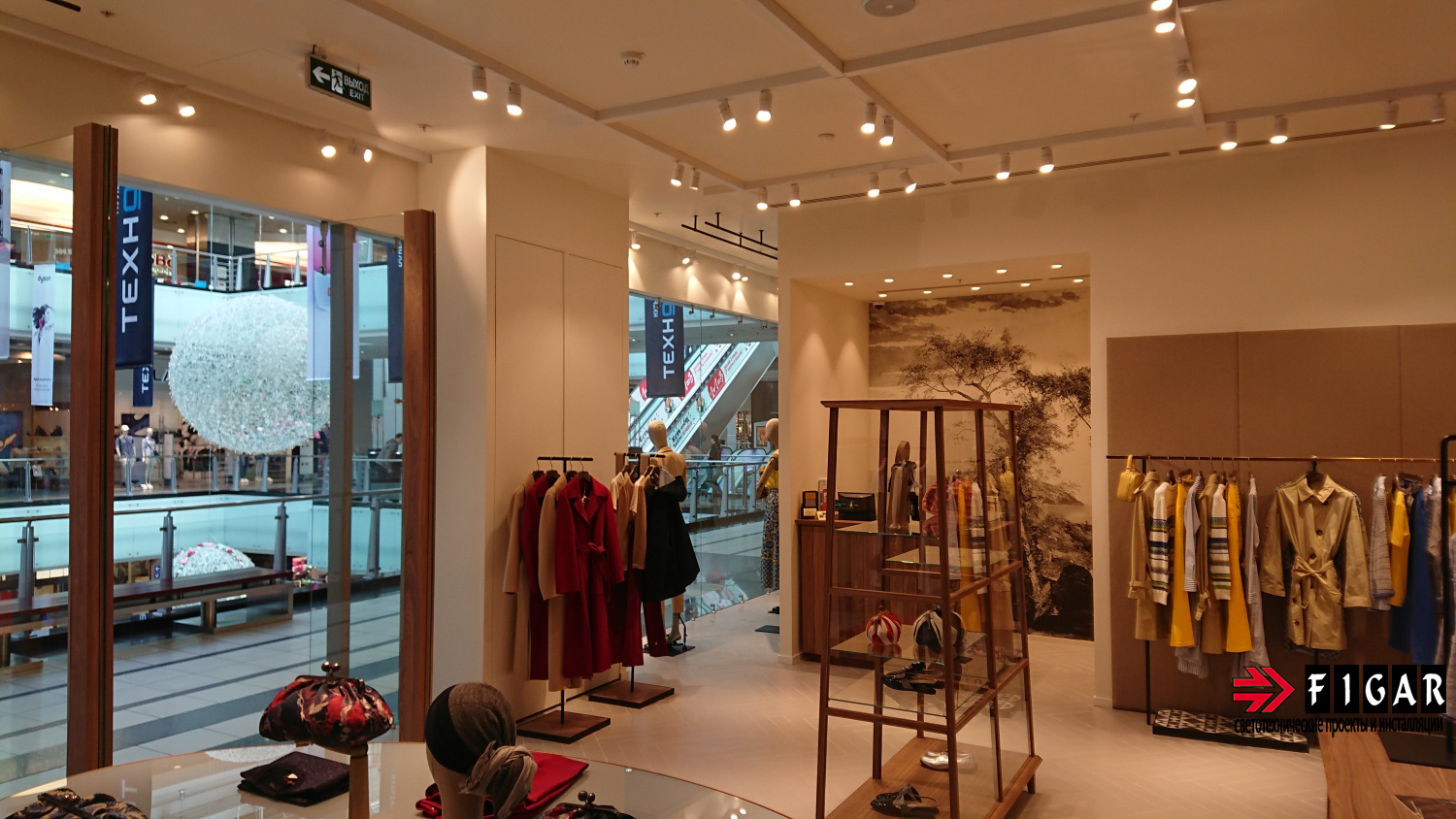 Оформление освещения в магазине одежды Weekend MaxMara